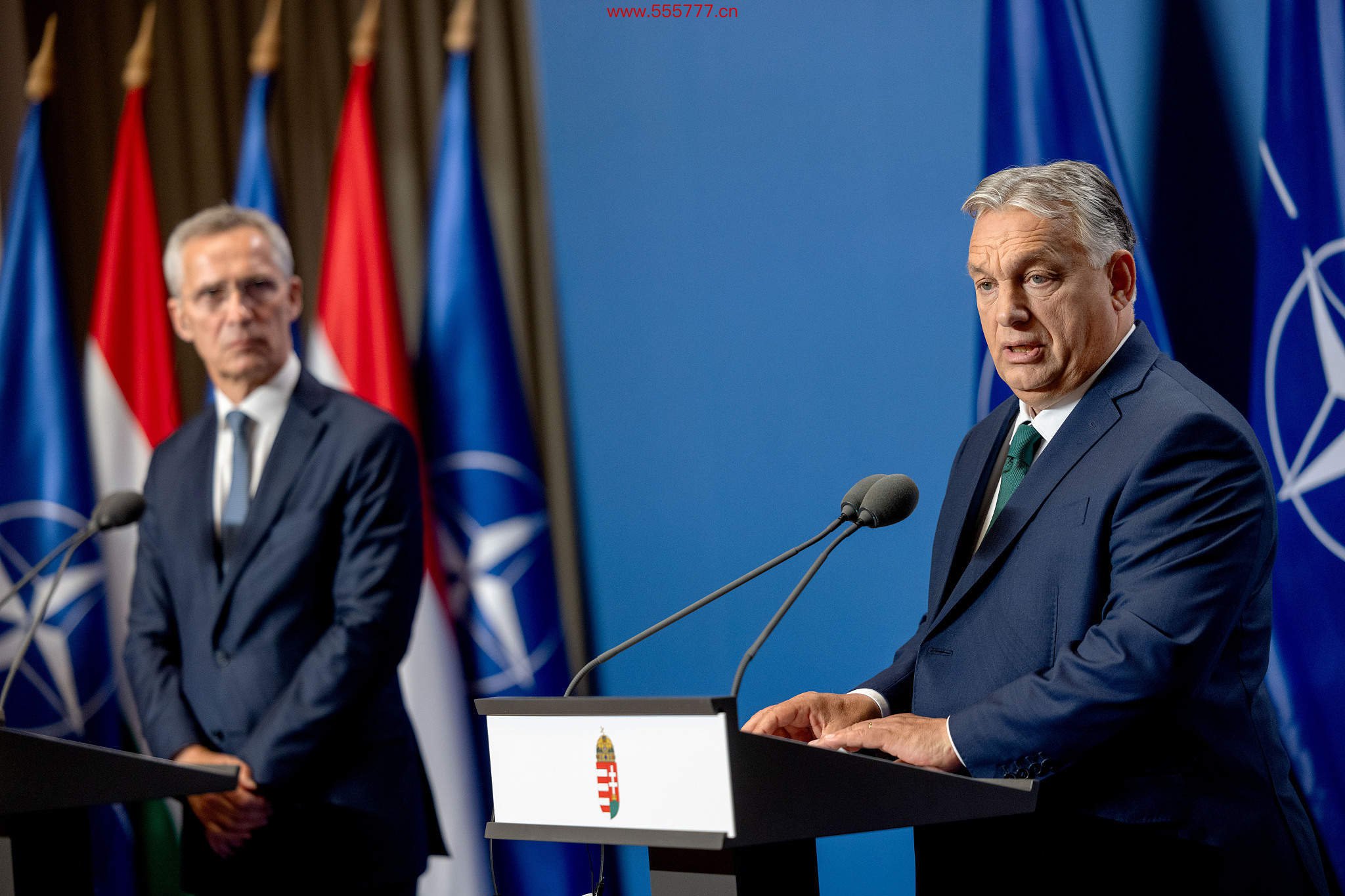 当地时代6月12日，北约布告长斯托尔滕贝格（左）和匈牙利总理欧尔班举行新闻发布会（视觉中国）